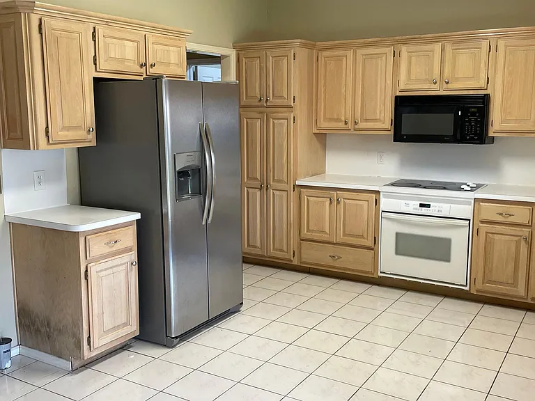 320 Albany Dr — Photo 3