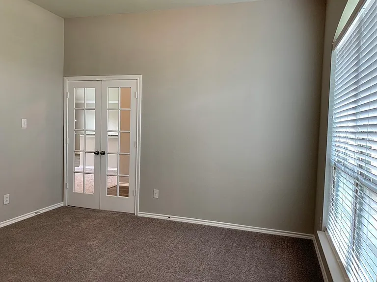 1925 Green Terrace Dr — Photo 3