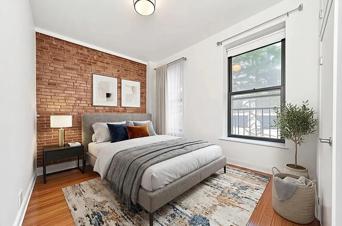Building Photo - 208 E 13th St #4R
