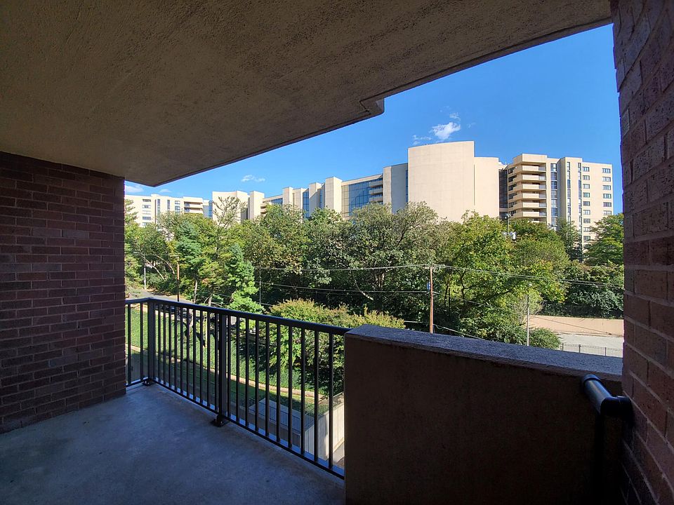 1st image of 1300 Army Navy Dr APT 513