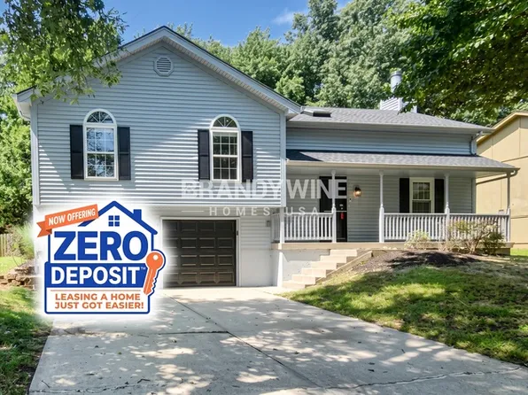 124 SE Bristol Dr, Lees Summit, MO 64063
