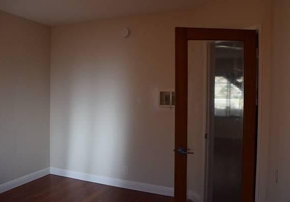 2nd image of 930 Everett St APT 2