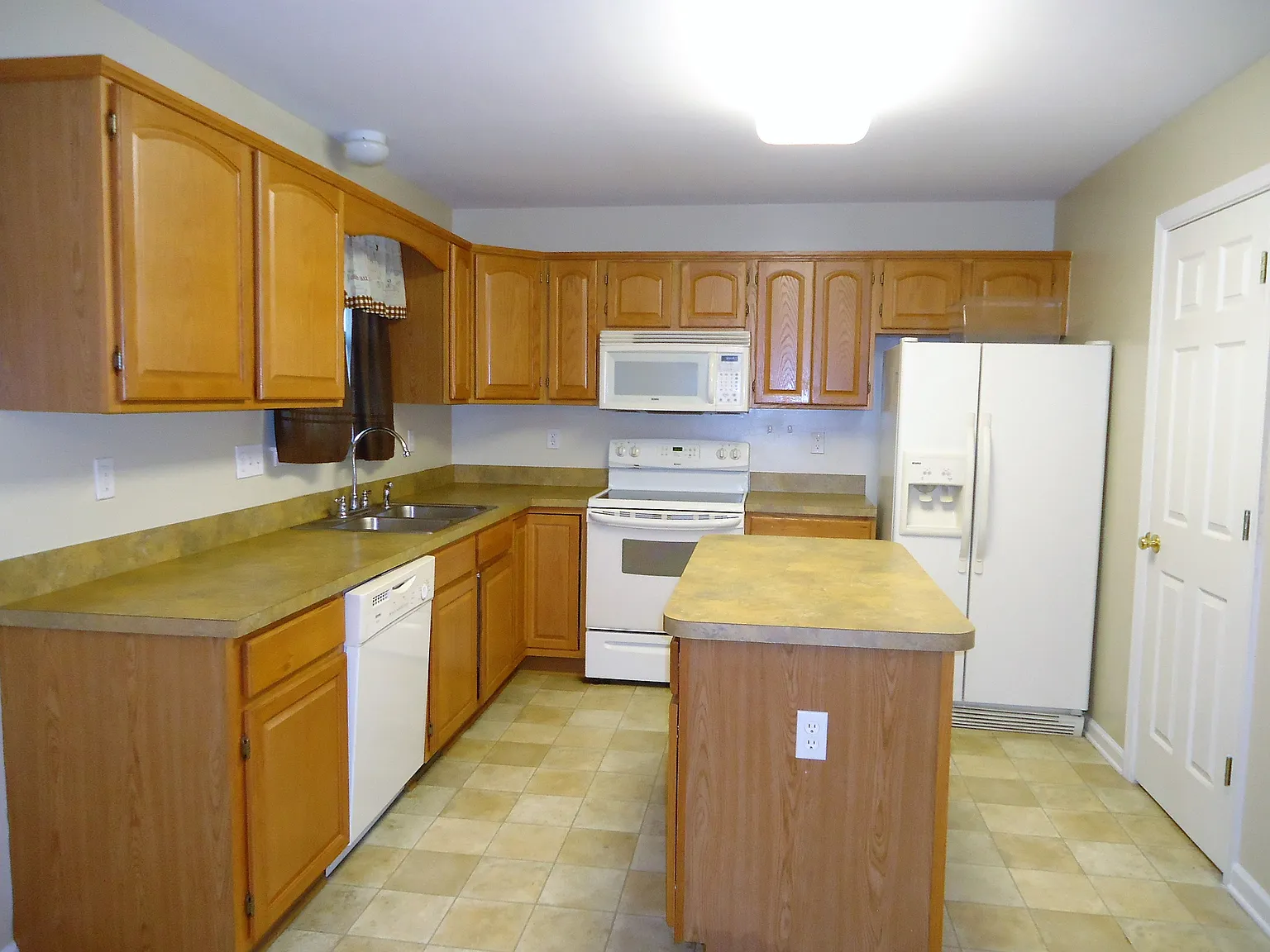 2051 Stoneleigh Drive - 1 — Photo 4