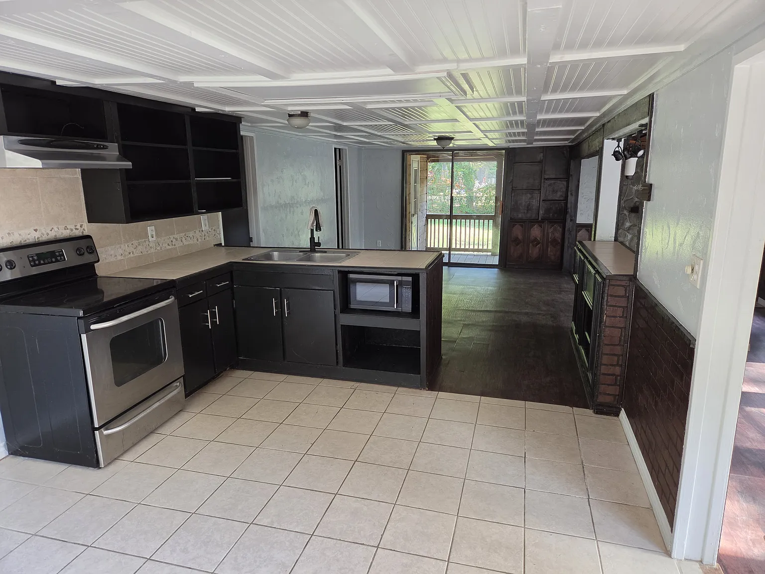 203 Grace Ln — Photo 2