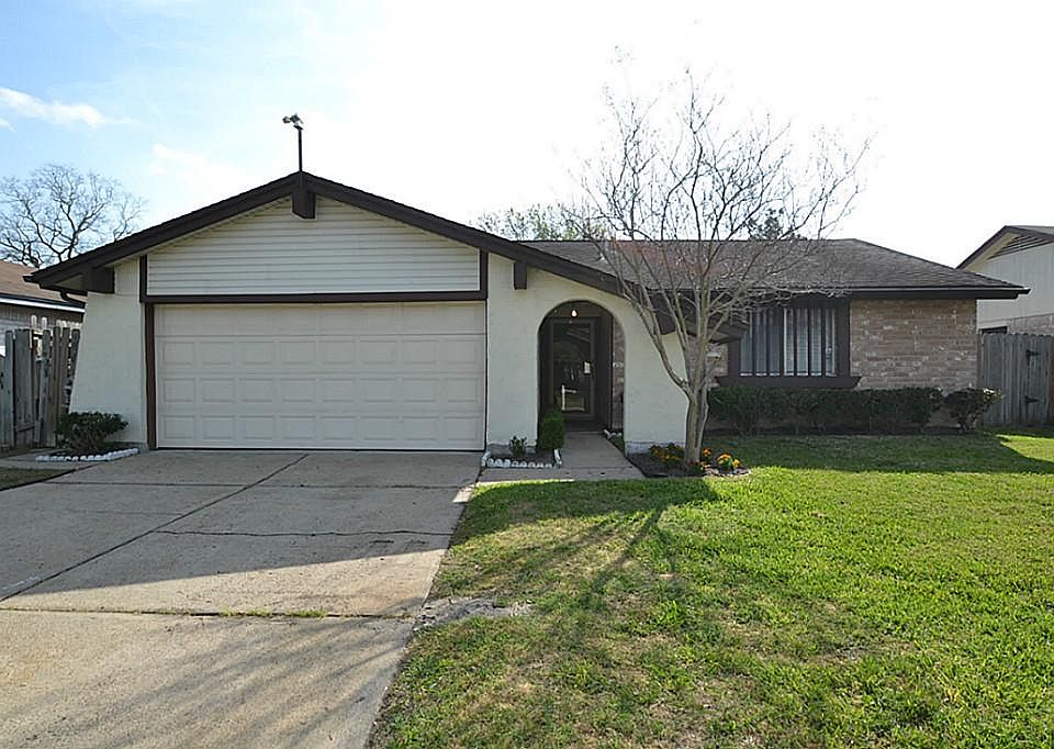 Front view of this delightful home located at 11934 Paramount Ln.