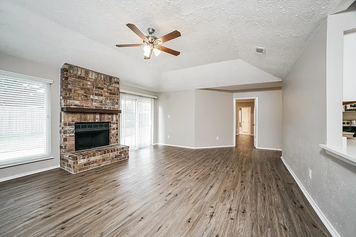 3 bed, 2.0 bath, 1900 sqft, $1,930 — Photo 3