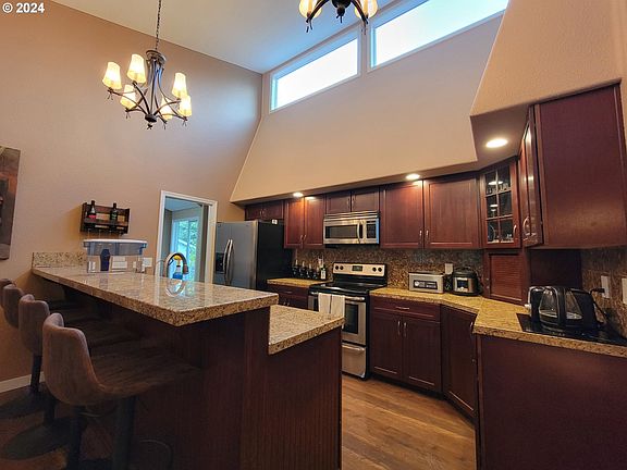 3rd image of 2325 NE Parkview Dr