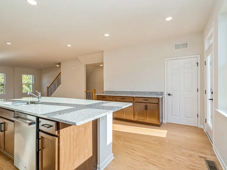 103 Vaughn Dr — Photo 5