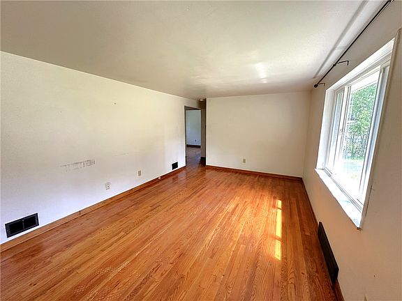5th image of 218 Monica Dr
