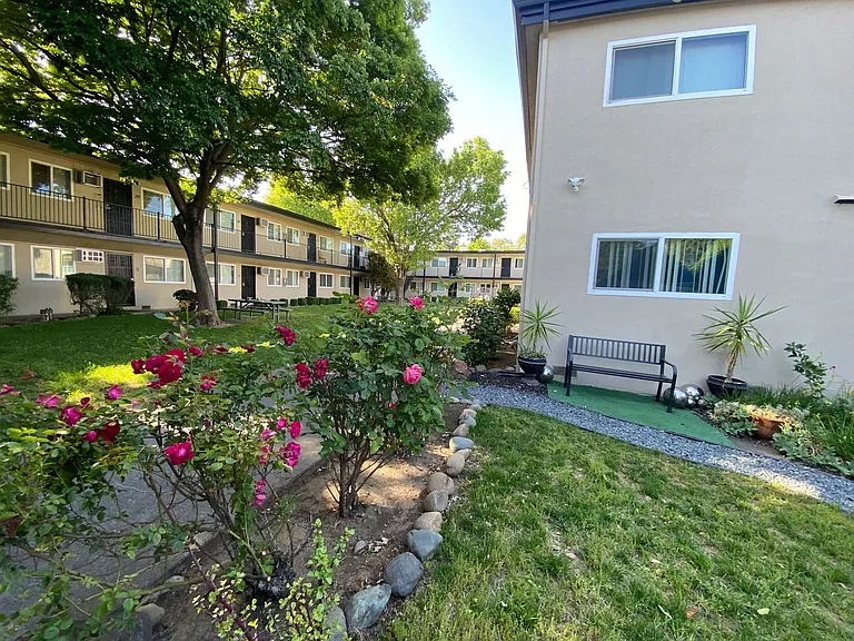 Oak Plaza Apartments — Photo 30