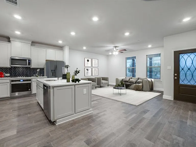 7833 Sunset Blvd — Photo 3