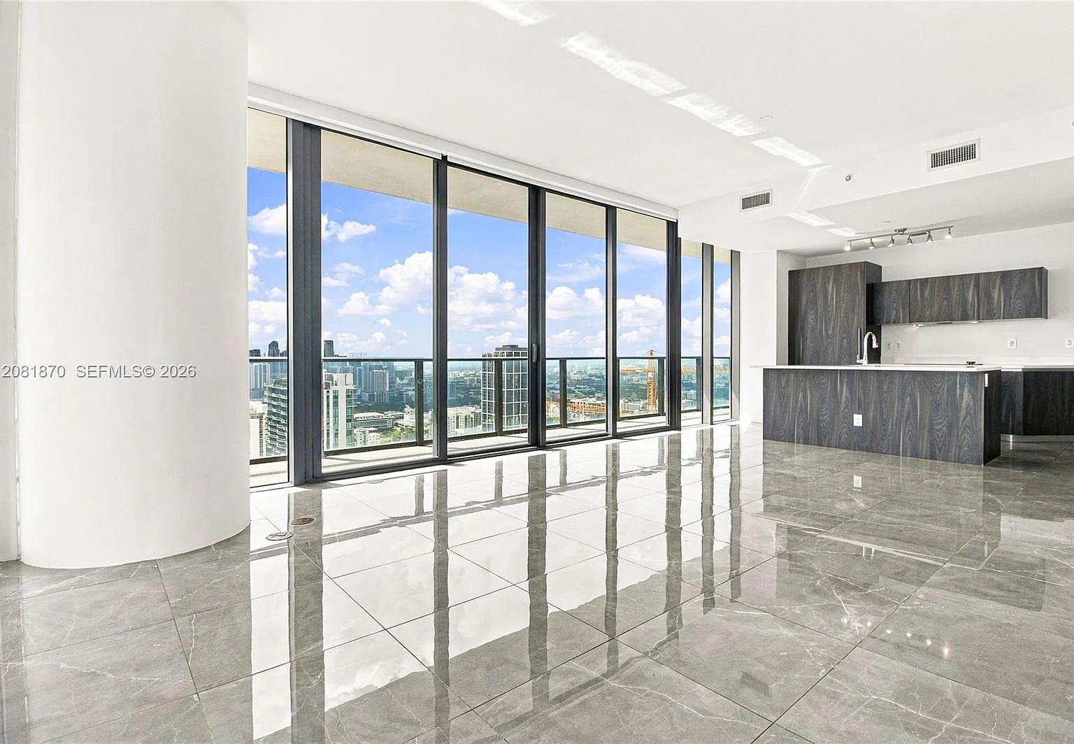 Gran Paraiso Condo — Photo 3