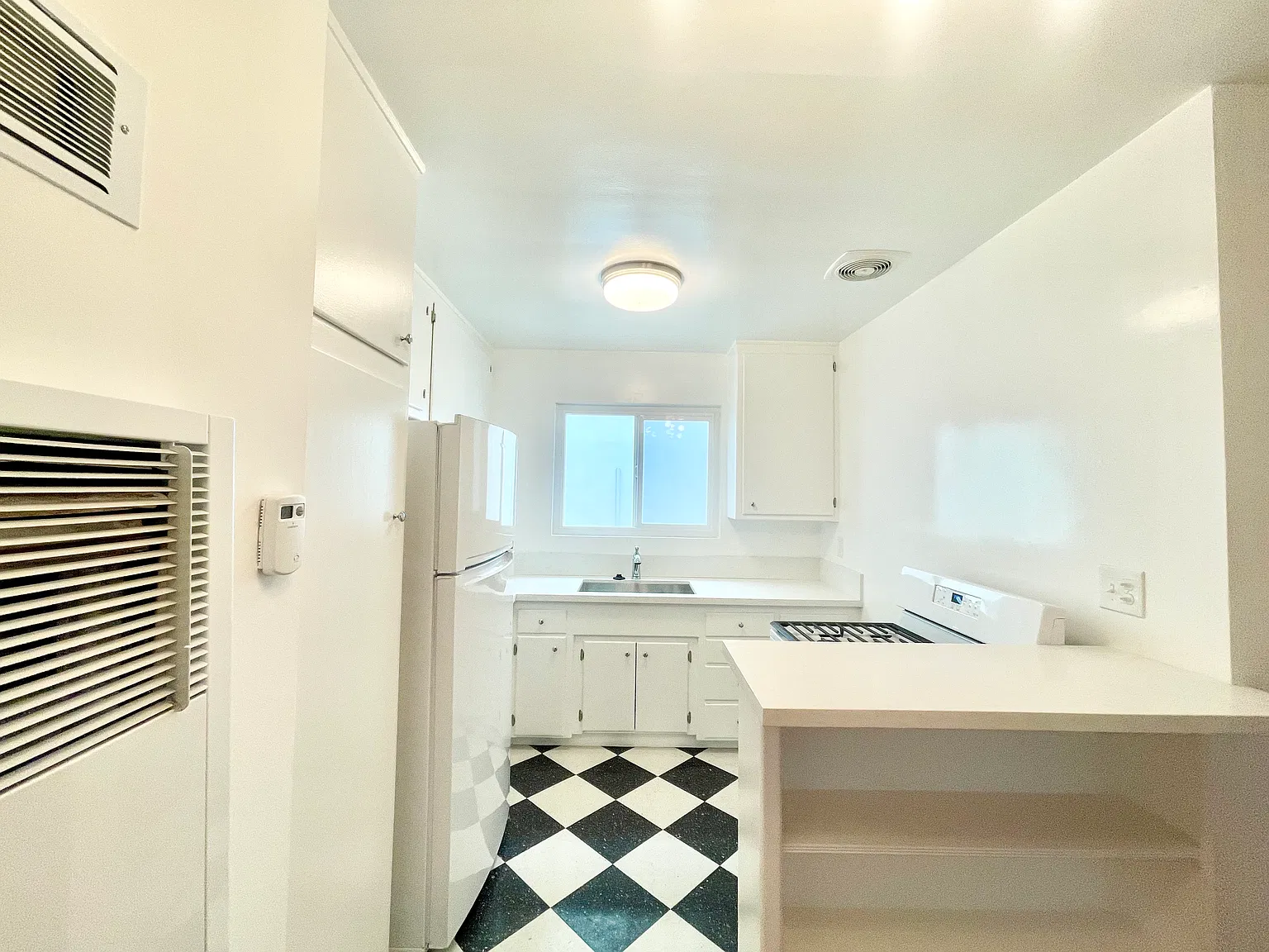 934 N Gardner St — Photo 4