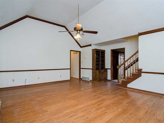 5th image of 8181 Creekside Cir S