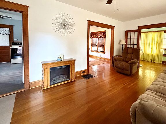 3rd image of 704 N Elmer Ave