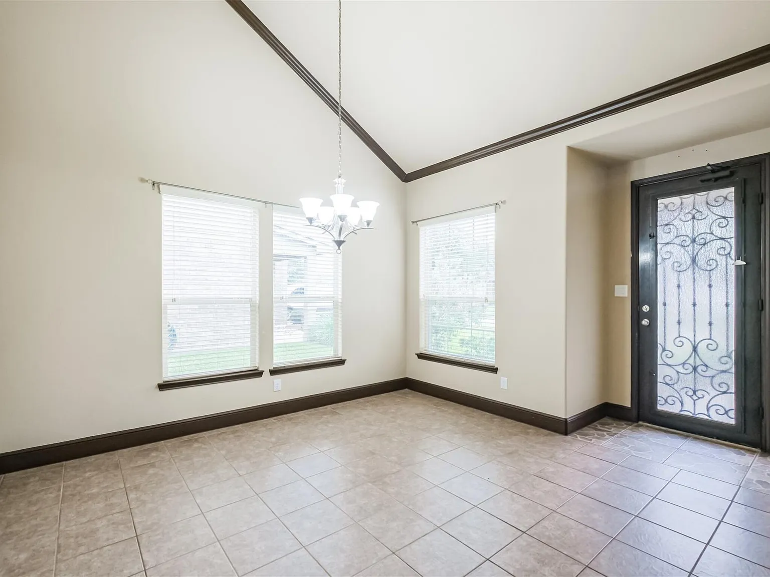 4 bed, 2.5 bath, 3316 sqft, $2,500 — Photo 4