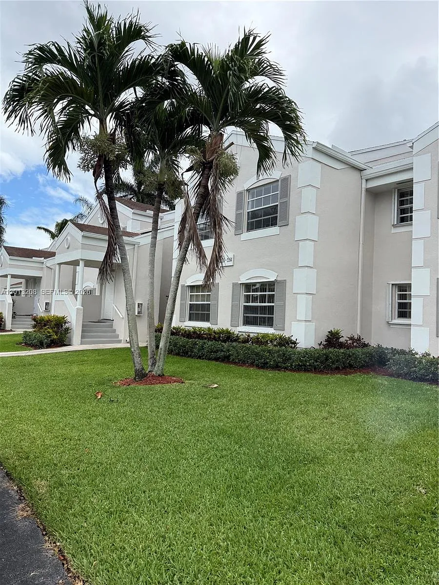 Building Photo - 2260 SE 27th Dr #204