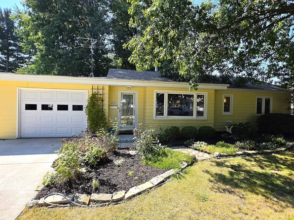 1220 16th St, Bettendorf, IA 52722