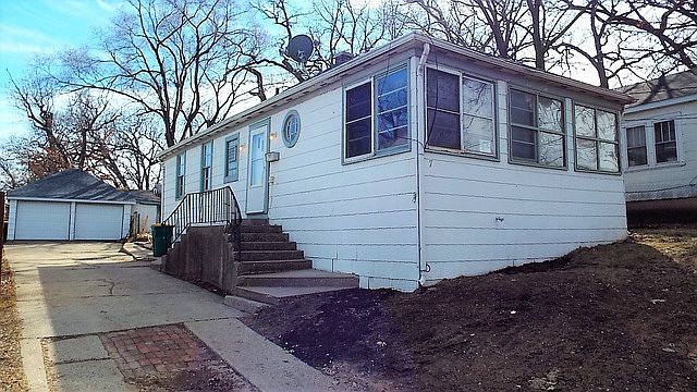1st image of 7 W Grand Ave