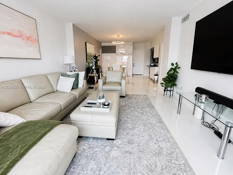 300 Bayview Dr #Penthouse 11 — Photo 2