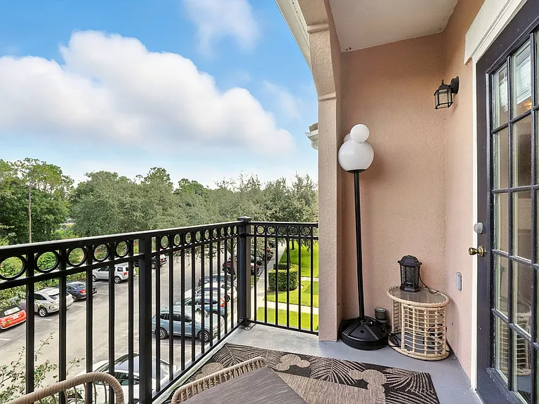 32-web-or-mls-211 Longview Ave 306_32_10212025