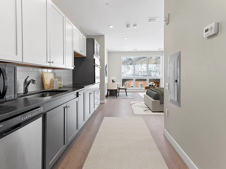 Walter Huntington Apartments — Photo 6