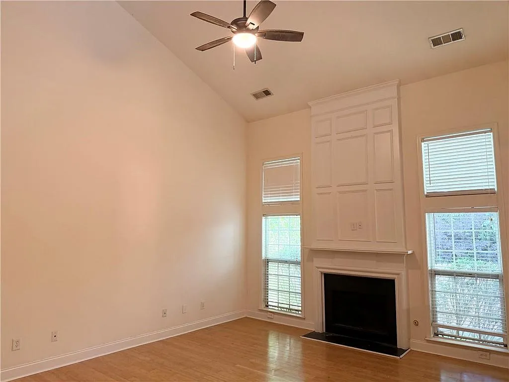 3 bed, 2.5 bath, 1952 sqft, $2,600 — Photo 3