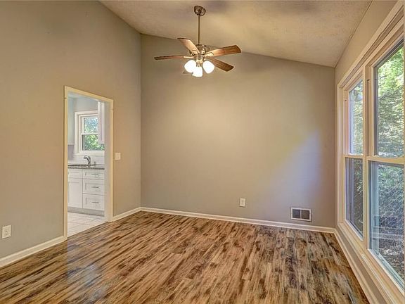 4th image of 2700 Creekview Dr