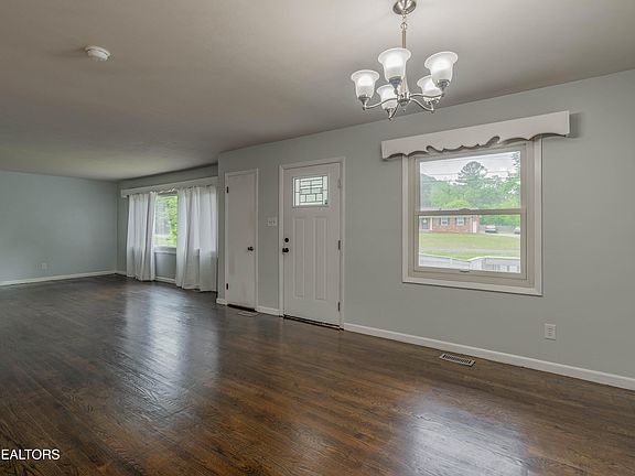 5th image of 404 Bridge View Ln