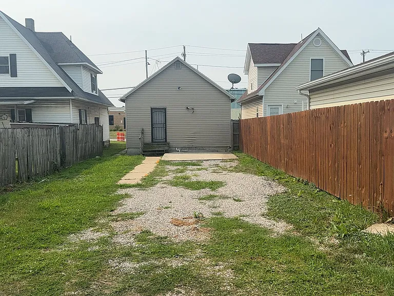 216 W Sylvania Ave — Photo 3