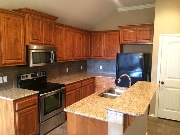 3rd image of 3921 Caroline Ln