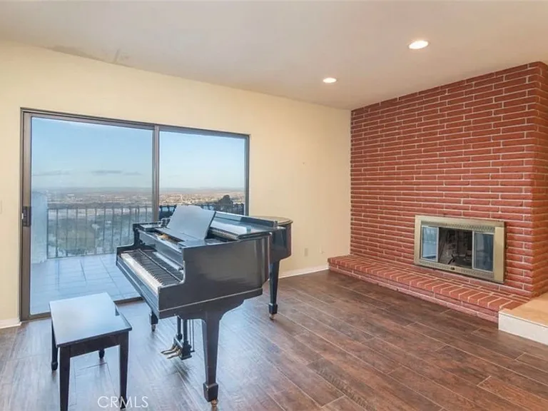 1055 Lakeview Dr — Photo 8