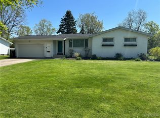 4255 Roxbury Dr, Williamsville, NY 14221