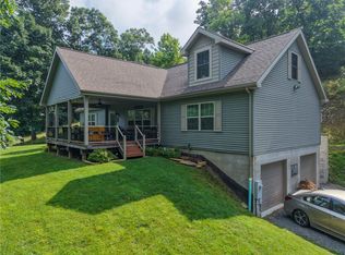 201 Magill Rd, Zelienople, PA 16063