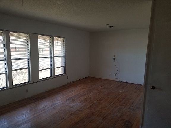 3rd image of 113 N Hearon Dr