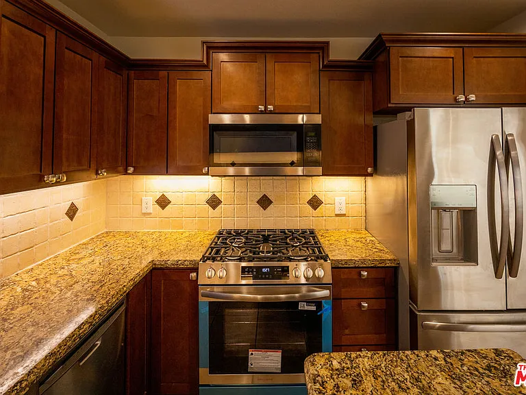 5766 Newcastle Ave — Photo 9
