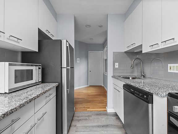 5th image of 12 Parmenter St APT 4R