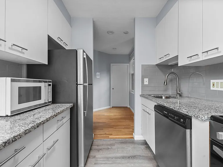12 Parmenter St #4R — Photo 5