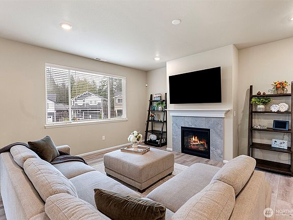 4th image of 980 Thrush Court SE