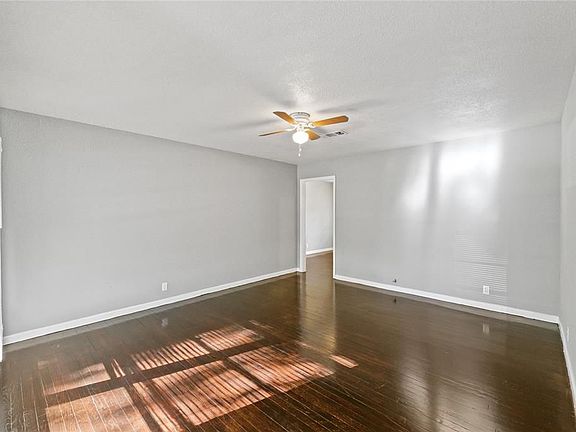 5th image of 1008 E Camp Cir