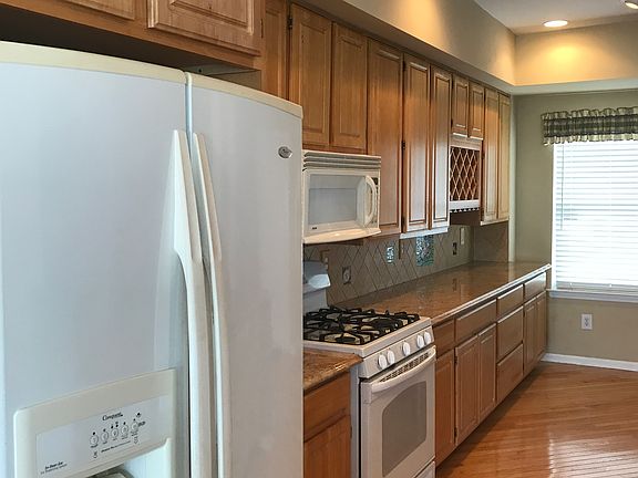 open kit w/hardwood floors