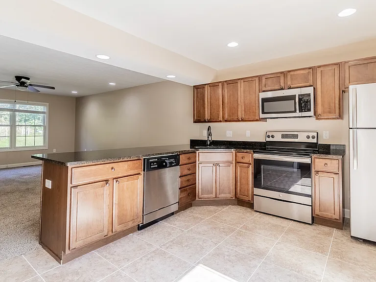 1335 Canyon Rd — Photo 2