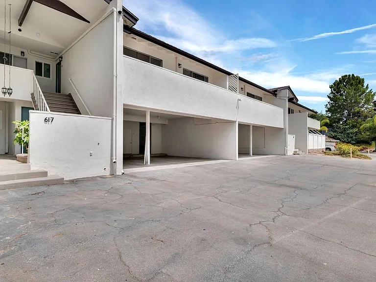Green Hill Apartments — Photo 14
