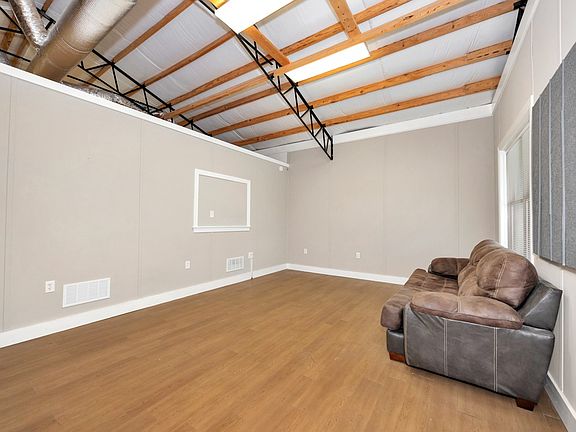 2nd image of 27423 Thach Rd