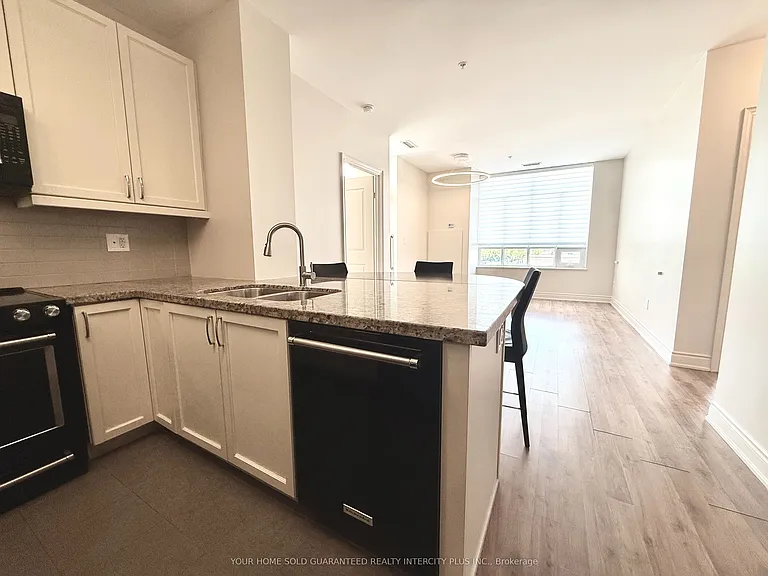 2396 Major Mackenzie Dr #418 — Photo 10