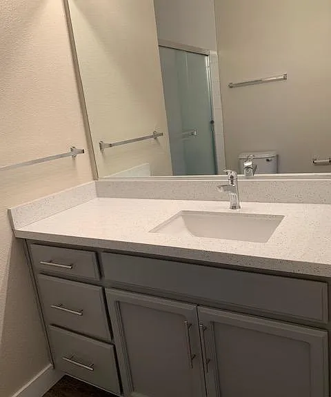 2x2.5 - 2 Large ensuite bathrooms