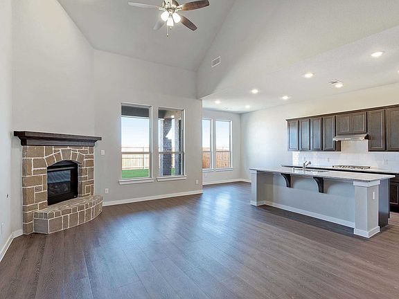 5th image of 1100 Chatsworth Dr