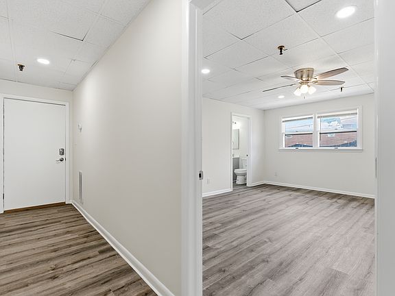 5th image of 1725 Henry Ave #106