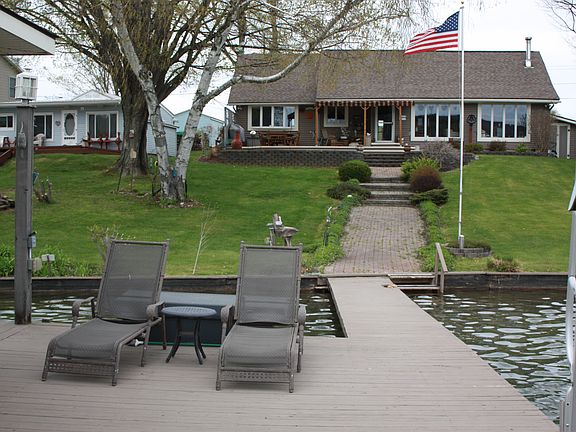 Large dock to sun bathe