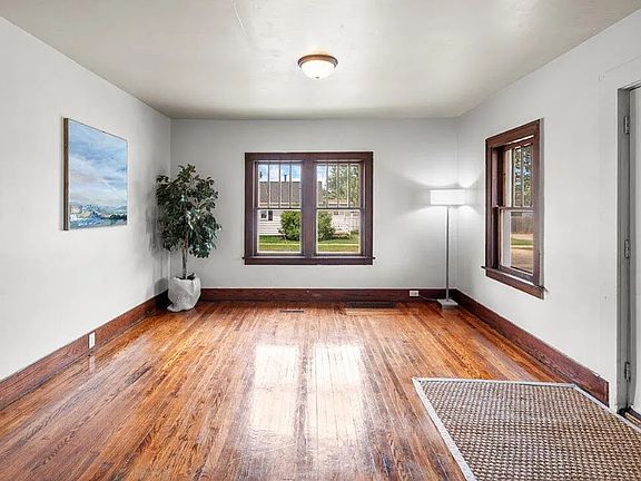 living room coming in from front porch